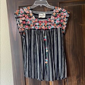 Savannah Jane Black, Red and White Pleated Floral Blouse Size Small Flowy